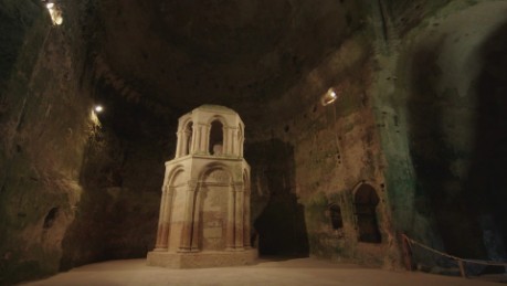 Intérieur de l'église monolithe d'Aubeterre-sur-Dronne Intérieur de l'église monolithe d'Aubeterre-sur-Dronne